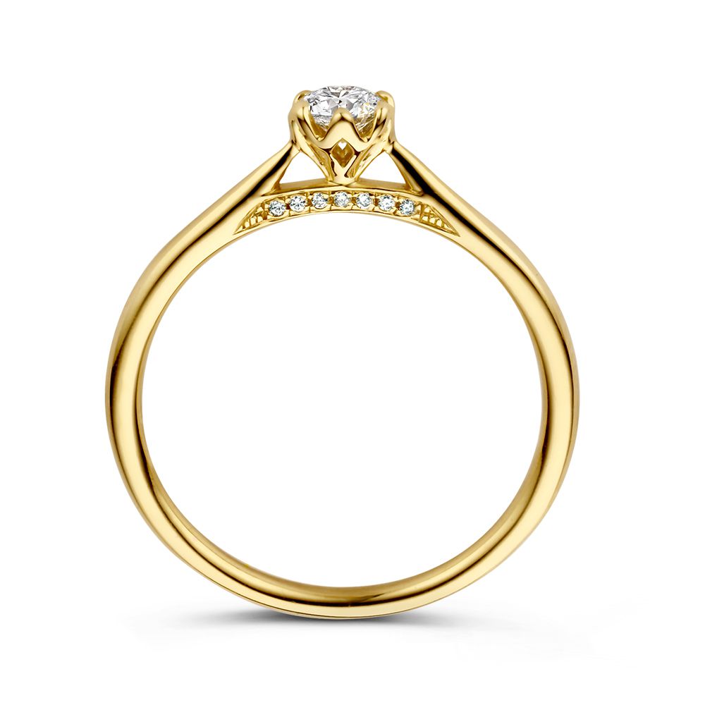 Espléndido Anillo de Solitario en Oro Amarillo con Piedra Central Brillante y Finos Diamantes 0.26 crt.