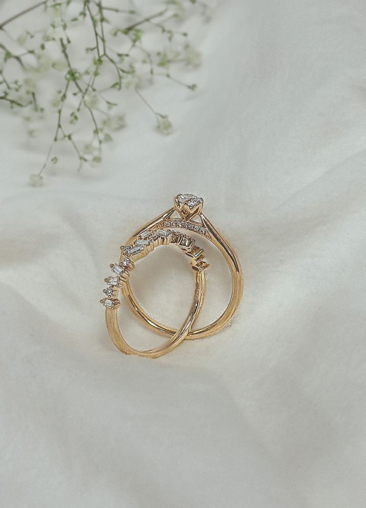 Espléndido Anillo de Solitario en Oro Amarillo con Piedra Central Brillante y Finos Diamantes 0.26 crt.