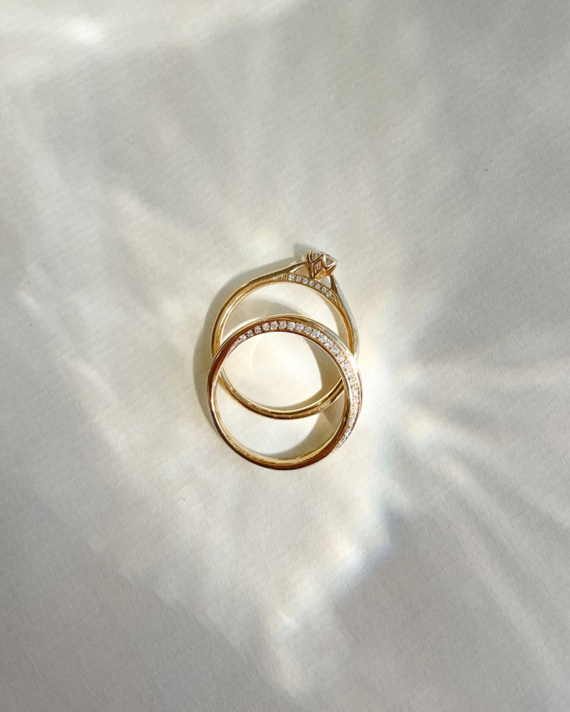 Espléndido Anillo de Solitario en Oro Amarillo con Piedra Central Brillante y Finos Diamantes 0.26 crt.