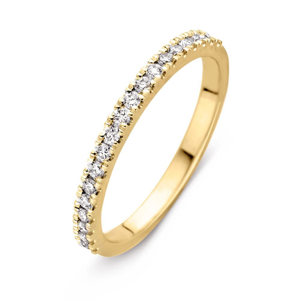 Anillo de oro amarillo con diamantes, diseño delgado y sutil, con un total de 0.26 crt.