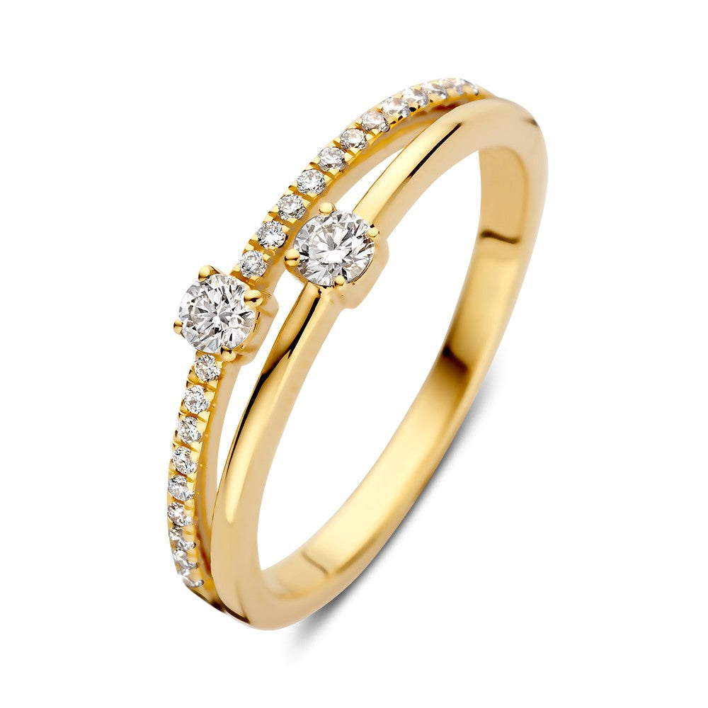 Anillo de oro amarillo con brillantes de 0.28 crt y detalles de diamantes.
