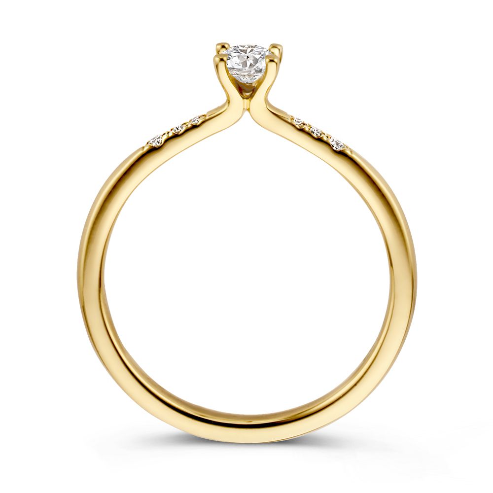 Elegante Anillo de Solitario de Oro Amarillo con Diamante Brillante y Piedras Laterales – 14 Quilates de Oro