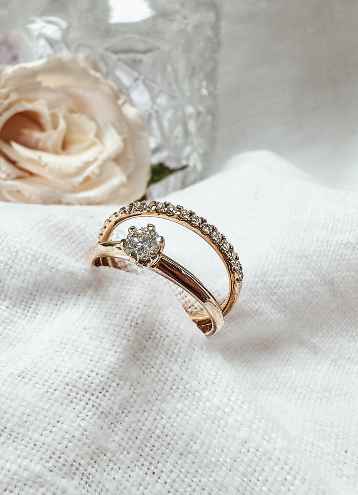 Anillo solitario de oro amarillo con engaste Tiffany – 14 quilates de oro y 0.30 ct de diamante