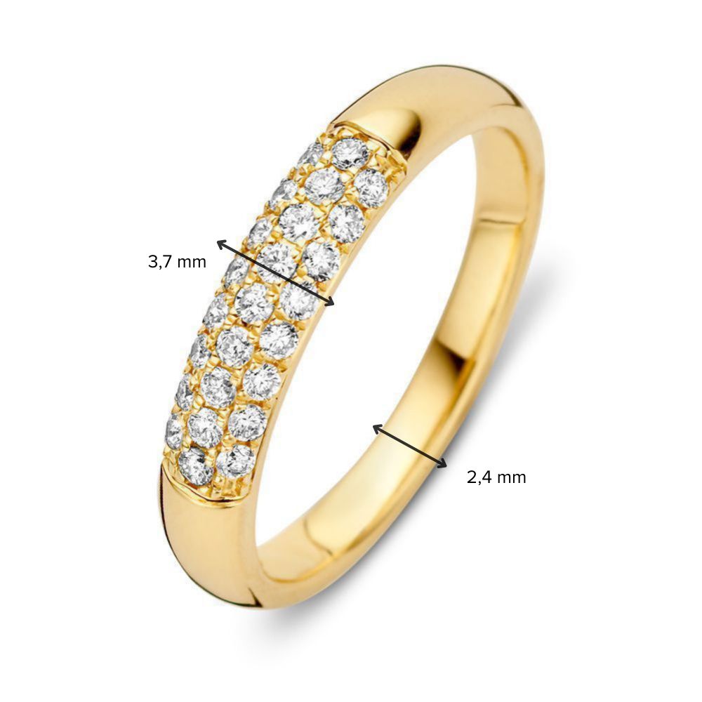 De Stijlvolle Geelgouden Ring met Briljant in Pavézetting van Excellent Jewelry (14 karaat, 0,32ct diamant), 3,7 mm breed bovenop en 2,4 mm bij de band, is afgebeeld op een witte achtergrond.