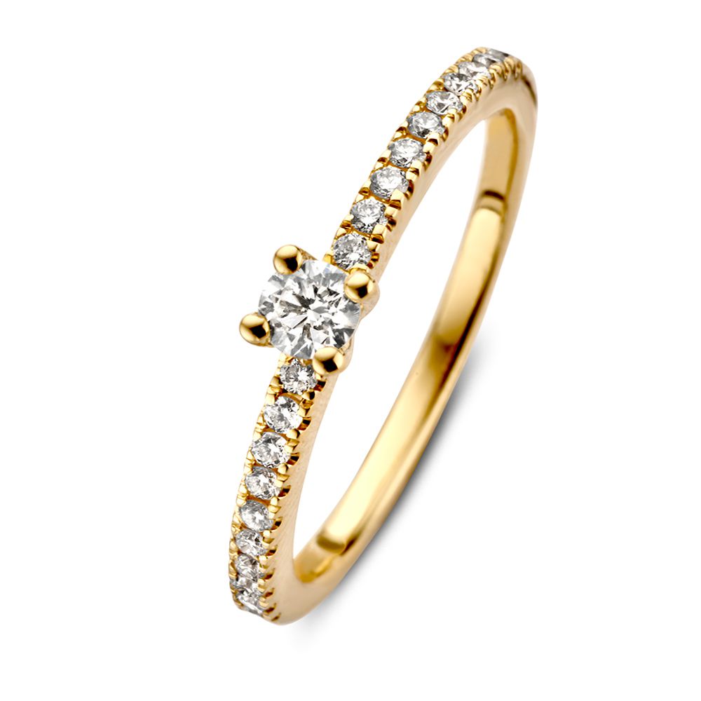 Anillo de oro amarillo de 14 quilates con diamante central de 0,32 ct y piedras laterales brillantes.