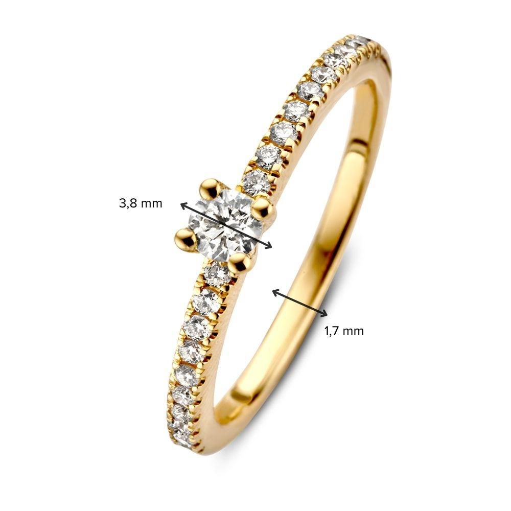 De Schitterende Geelgouden Solitair Ring met Zijstenen van Excellent Jewelry is vervaardigd uit 14 karaat goud en heeft een briljant geslepen diamant van 0,32ct, gezet in een 1,7 mm brede band. Afmetingen worden getoond met pijlen en maten.