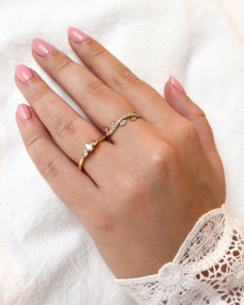 Elegante Anillo de Oro Amarillo con Diseño de Hojas de Diamantes – 14 Quilates de Oro, 0.37ct Diamante