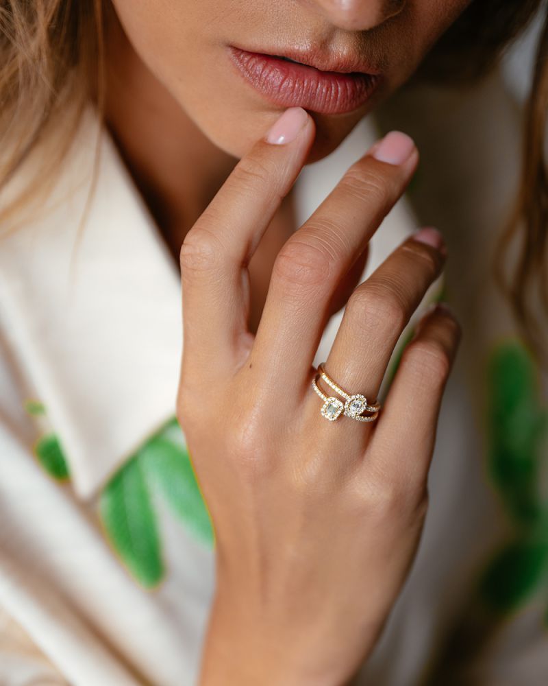 Elegante Anillo de Oro Amarillo con Diamante Ovalado y Halo – 14 Quilates de Oro, 0.40ct Diamante