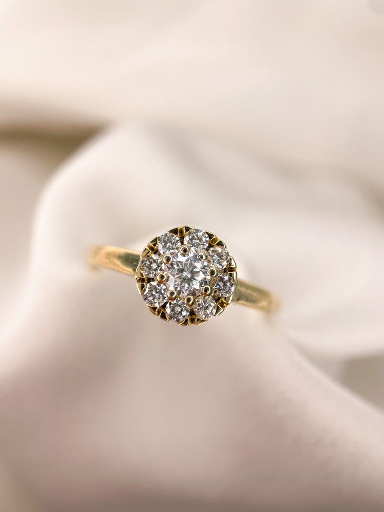 Elegante Anillo de Oro Amarillo con Halo de Diamante – 14 Quilates de Oro, 0.40ct Diamante