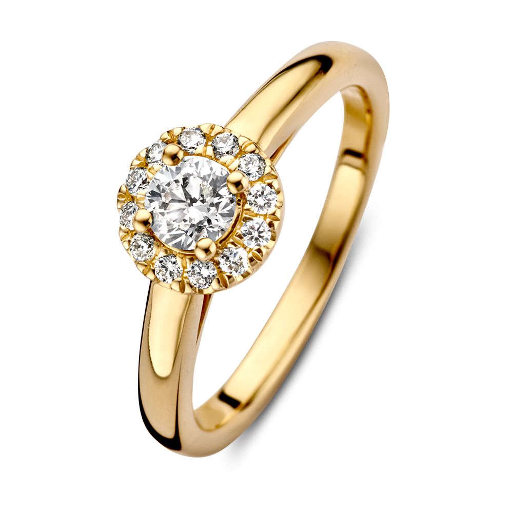 Anillo de oro amarillo con diamante central de 0,32 ct y circonitas alrededor.