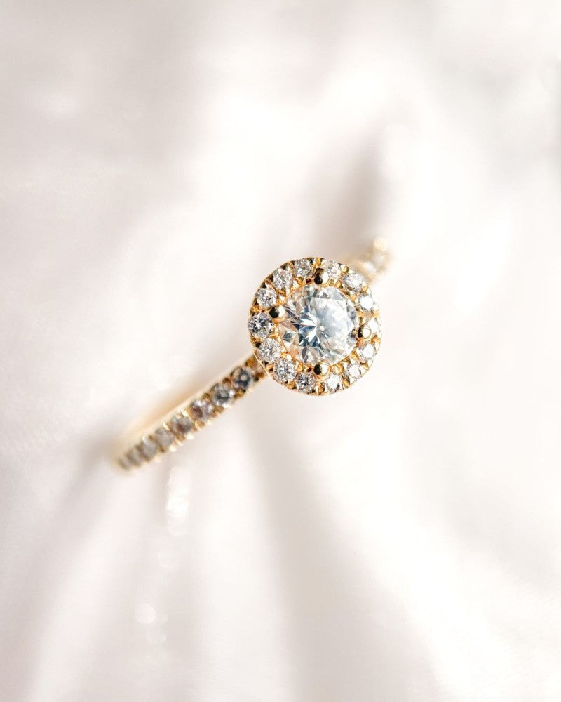 Elegante Anillo de Oro Amarillo con 0,20ct Brillante y Halo de Diamantes