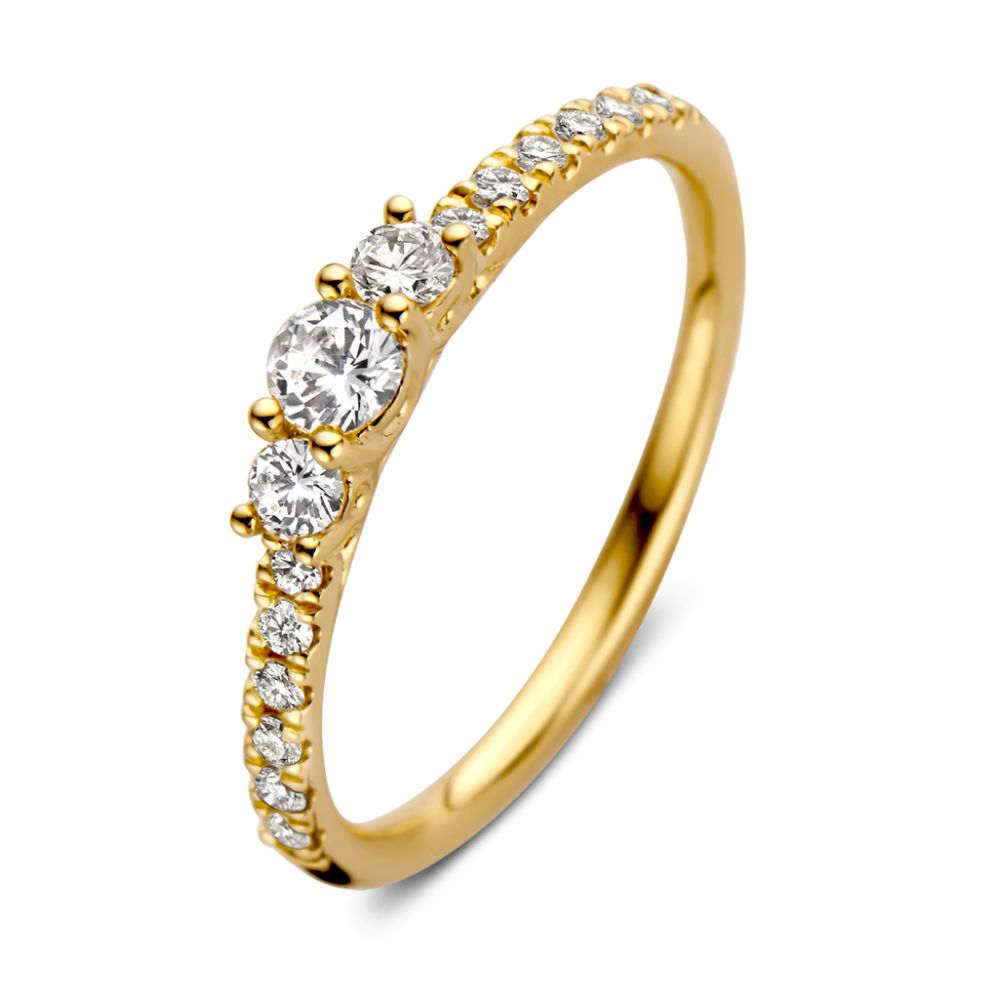Anillo de oro amarillo con tres piedras y diamantes adicionales en el aro para mayor brillo.