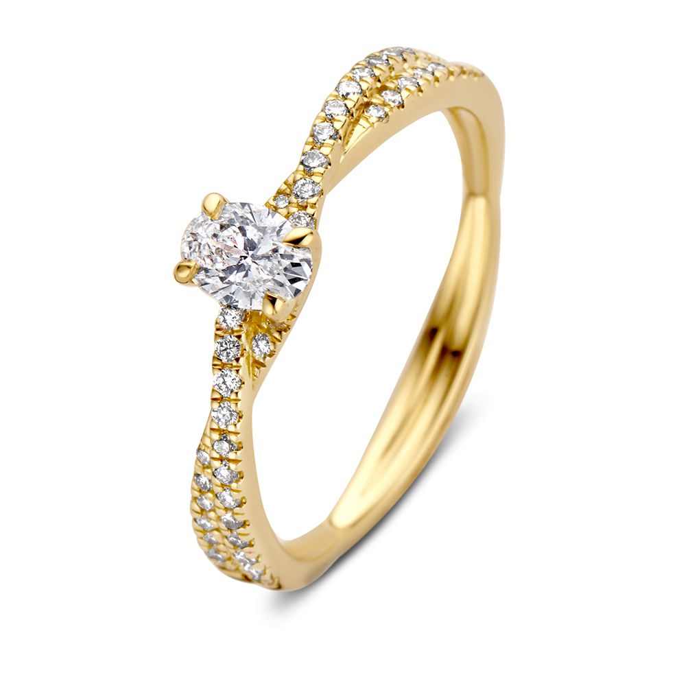 Anillo elegante de oro amarillo con piedra central ovalada y diamantes brillantes de 0.48 crt.