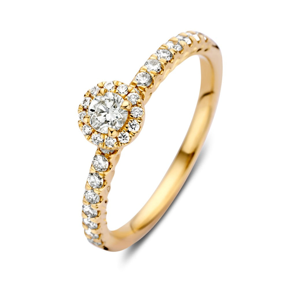 Anillo de oro amarillo con diamante brillante en engaste de entourage y diamantes alrededor.