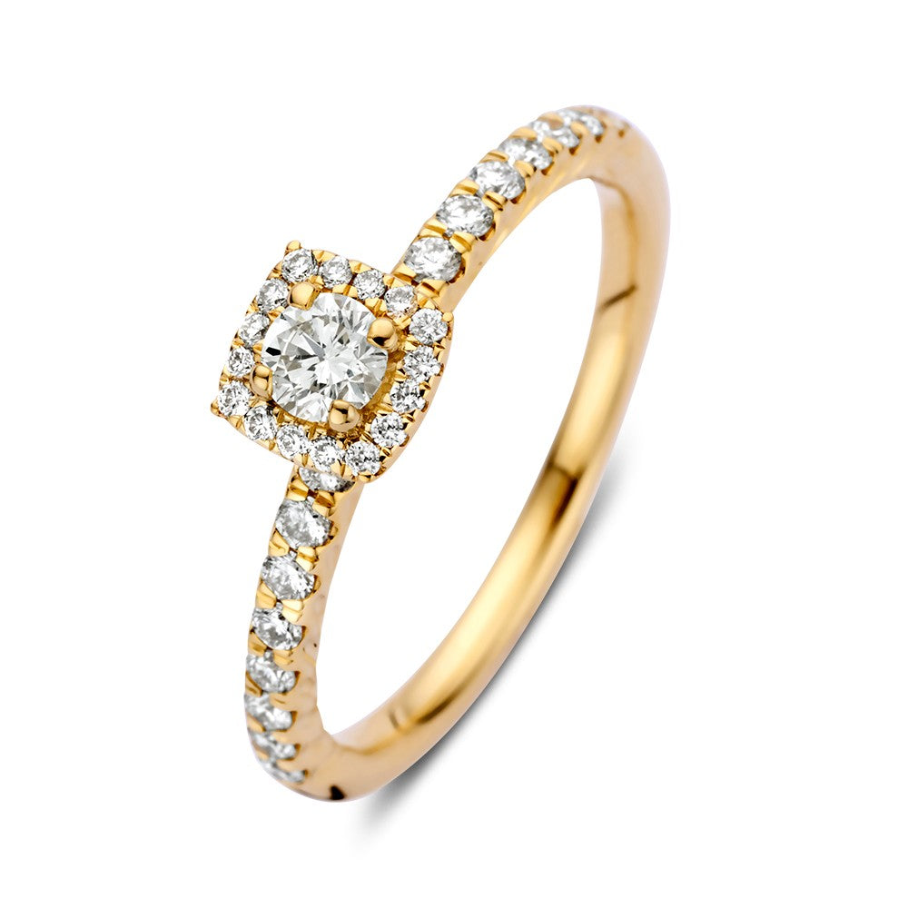 Anillo de oro amarillo con diamante brillante en engaste cuadrado y circonitas.