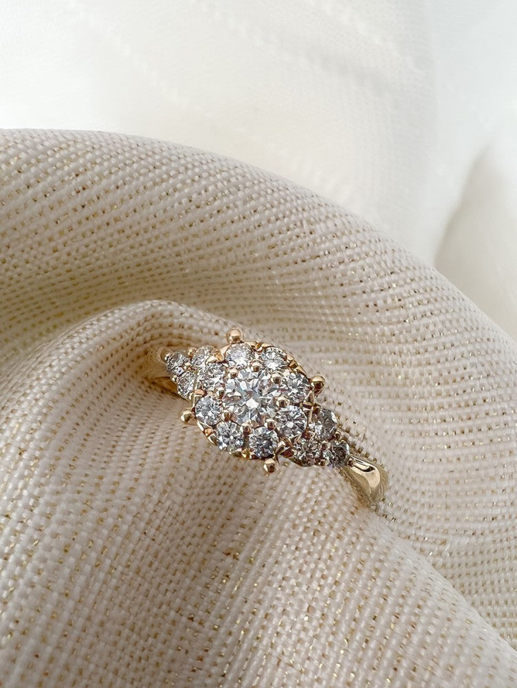 Espléndido Anillo de Entourage en Oro Amarillo con Diamante – 14 Quilates 0.56 crt.
