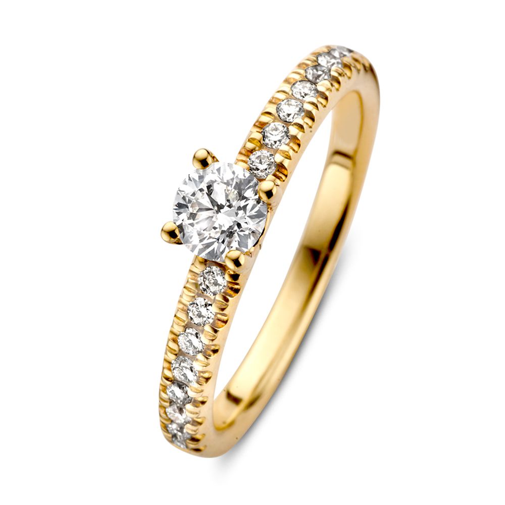 Anillo de oro amarillo elegante con diamante brillante de 0.59 crt y piedras alrededor.