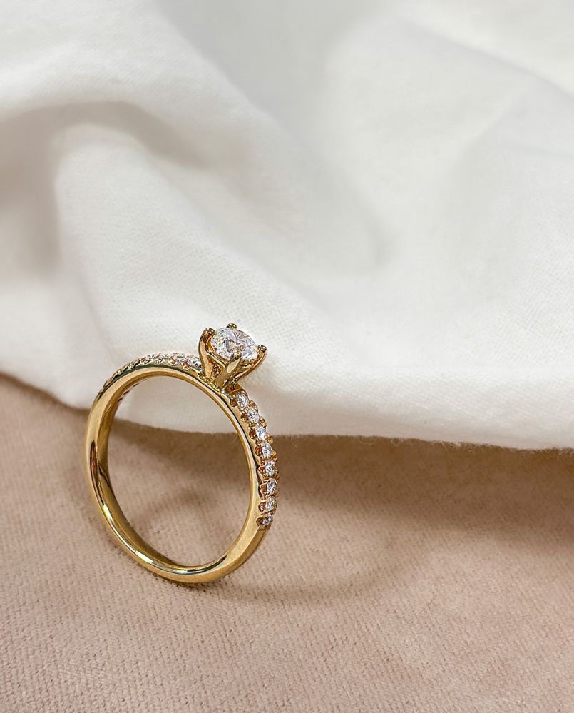 Elegante Anillo de Oro Amarillo con Diamante Brillante – 14 Quilates 0.59 crt.