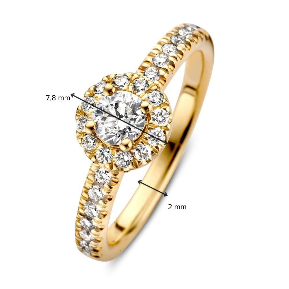 De Elegante Geelgouden Ring met Briljant Diamant (14 karaat, 0.62 crt) van Excellent Jewelry heeft een centrale diamant (7,8 mm), omringd door kleinere diamanten in een halo en een met diamanten bezette band van 2 mm breed.