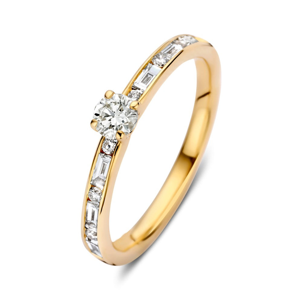 Anillo solitario de oro amarillo de 14 quilates con diamante brillante y detalles de diamantes baguette.
