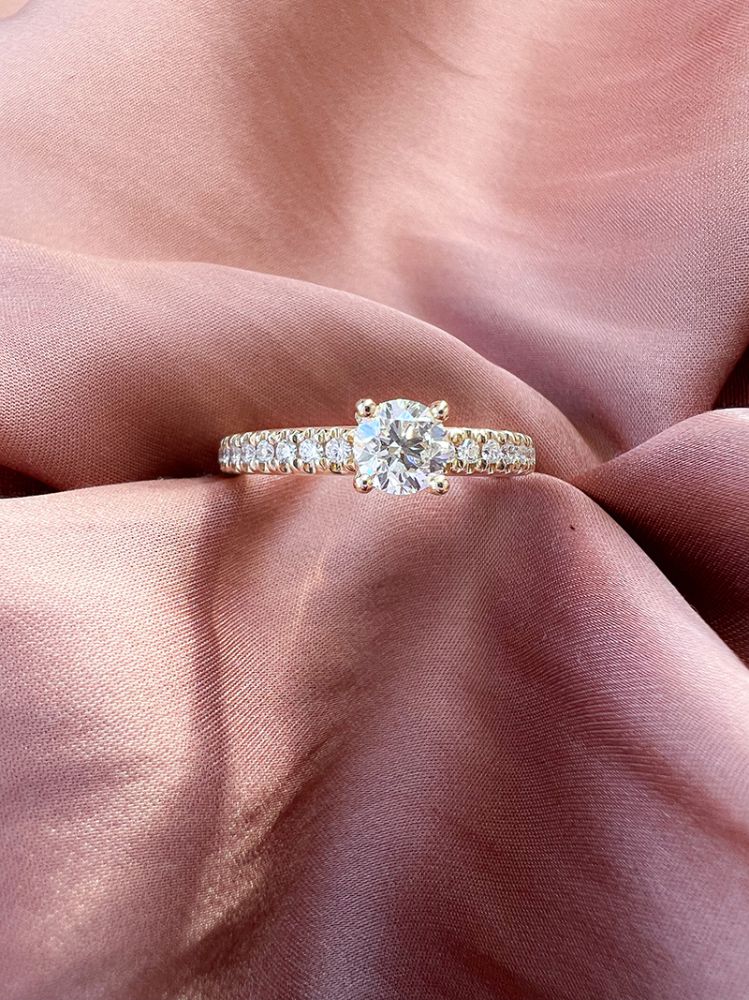 Espléndido Anillo Solitario de Oro Amarillo con Diamante Brillante y Piedras Laterales – 14 Quilates 0.67 crt.