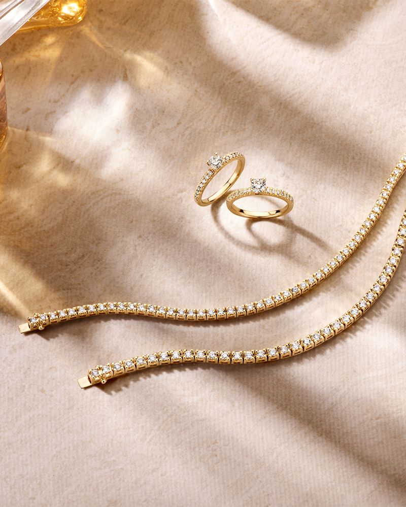 Espléndido Anillo Solitario de Oro Amarillo con Diamante Brillante y Piedras Laterales – 14 Quilates 0.67 crt.