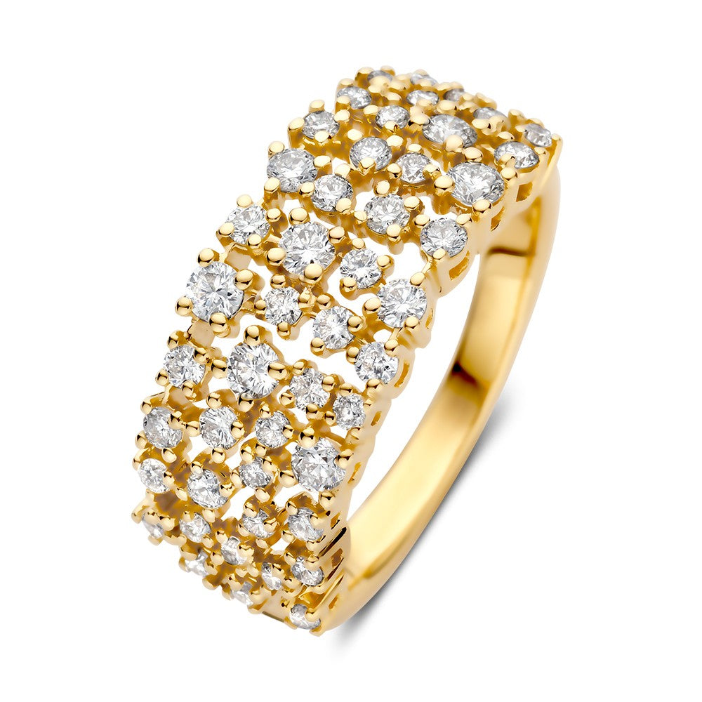 Anillo de oro amarillo con brillantes de 0.92 quilates, diseño ancho y brillante.