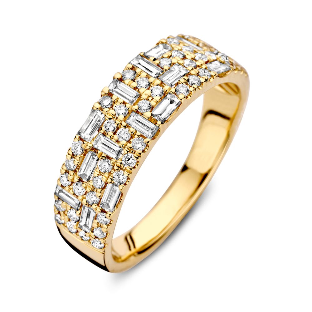 Anillo de oro amarillo con diamantes brillantes y en corte baguette de 0,94 crt.