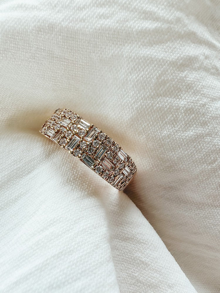 Anillo Elegante de Oro Amarillo con Diamantes Brillantes y Baguette de 0.94 crt.