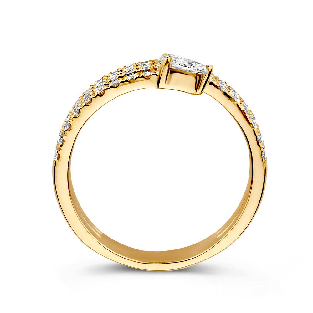 Impresionante Anillo de Oro Amarillo con Diamante y Diseño Único y Diamante en Forma de Pera 0.98 crt.
