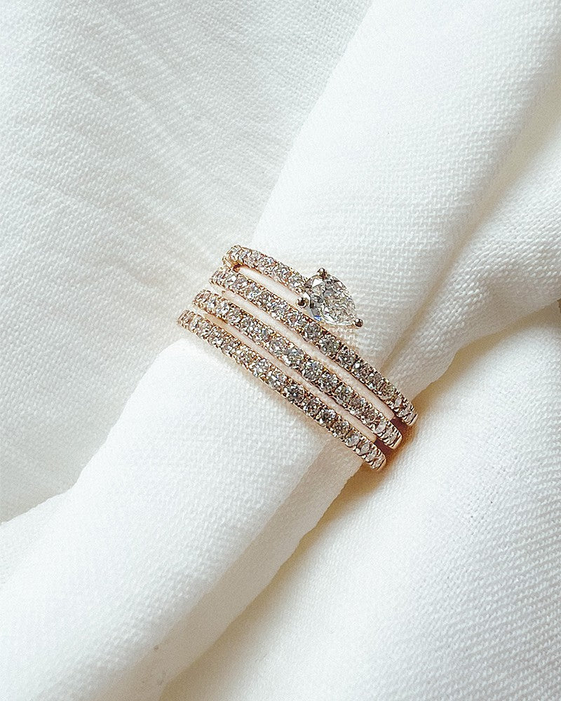 Impresionante Anillo de Oro Amarillo con Diamante y Diseño Único y Diamante en Forma de Pera 0.98 crt.