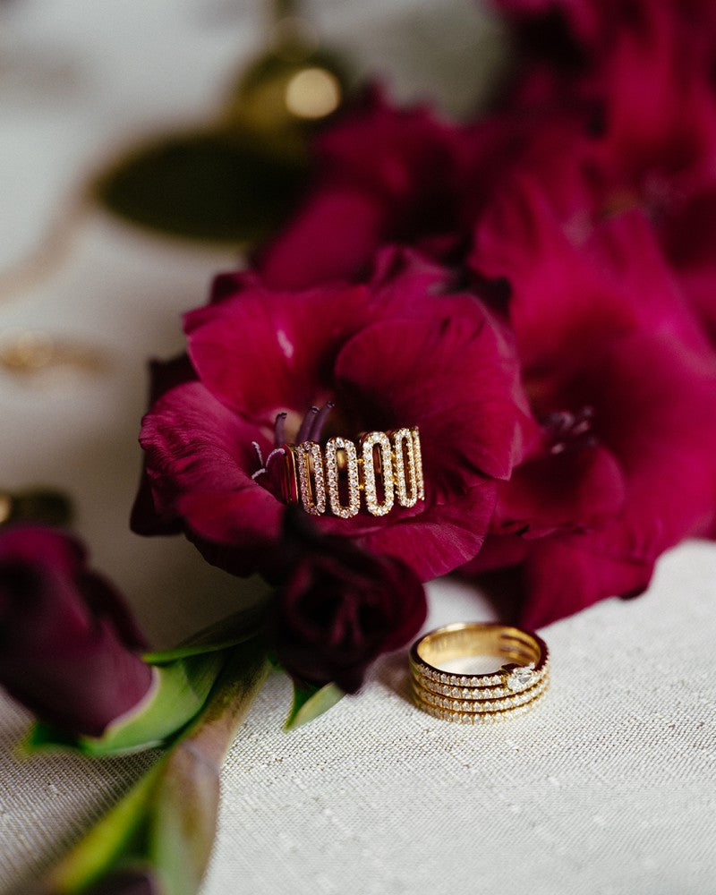 Impresionante Anillo de Oro Amarillo con Diamante y Diseño Único y Diamante en Forma de Pera 0.98 crt.