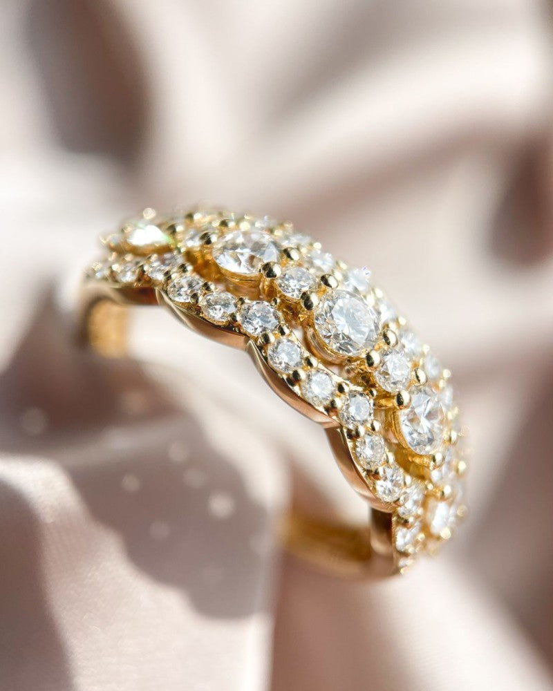 Anillo de oro amarillo de 14 quilates con diamante y diseño ondulado 1.00 crt.
