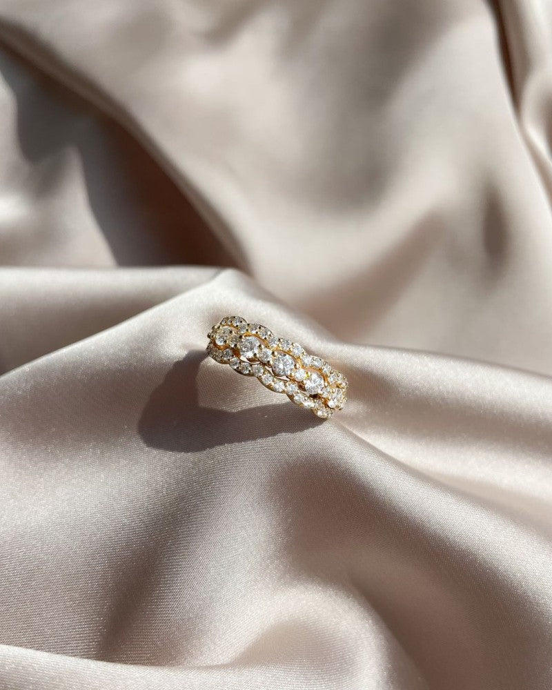 Anillo de oro amarillo de 14 quilates con diamante y diseño ondulado 1.00 crt.
