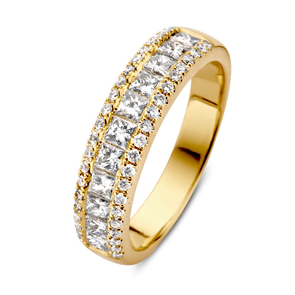 Anillo de oro amarillo elegante con diamantes talla princesa de 1.19 crt.