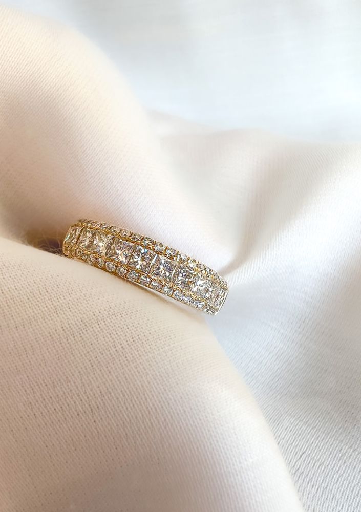 Elegante Anillo de Oro Amarillo con Diamantes Tallados en Princesa 1.19 crt.