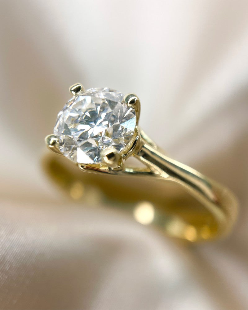 Anillo solitario de oro amarillo con diamante lab-grown de 1,00 quilates – La expresión perfecta de amor y elegancia 1.00 crt.