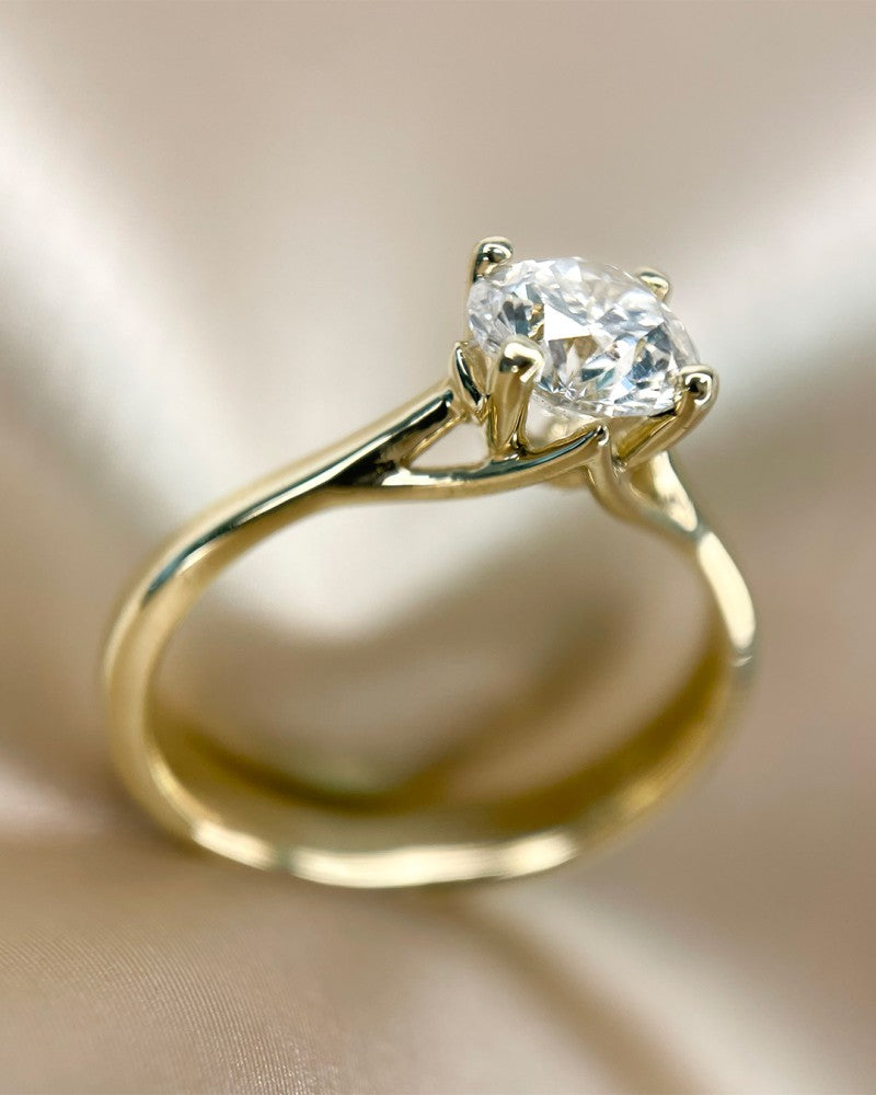 Anillo solitario de oro amarillo con diamante lab-grown de 1,00 quilates – La expresión perfecta de amor y elegancia 1.00 crt.