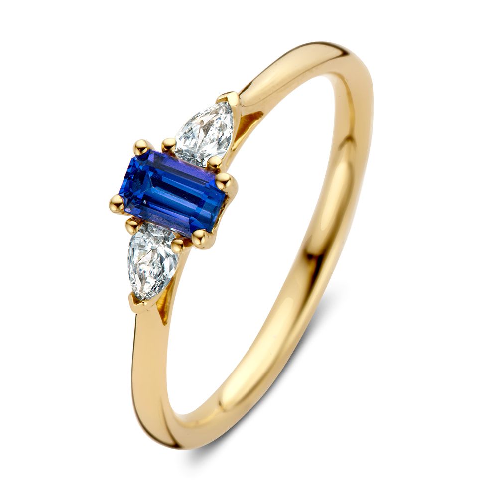 Anillo de oro amarillo con zafiro tallado en esmeralda y diamantes tallados en pera.