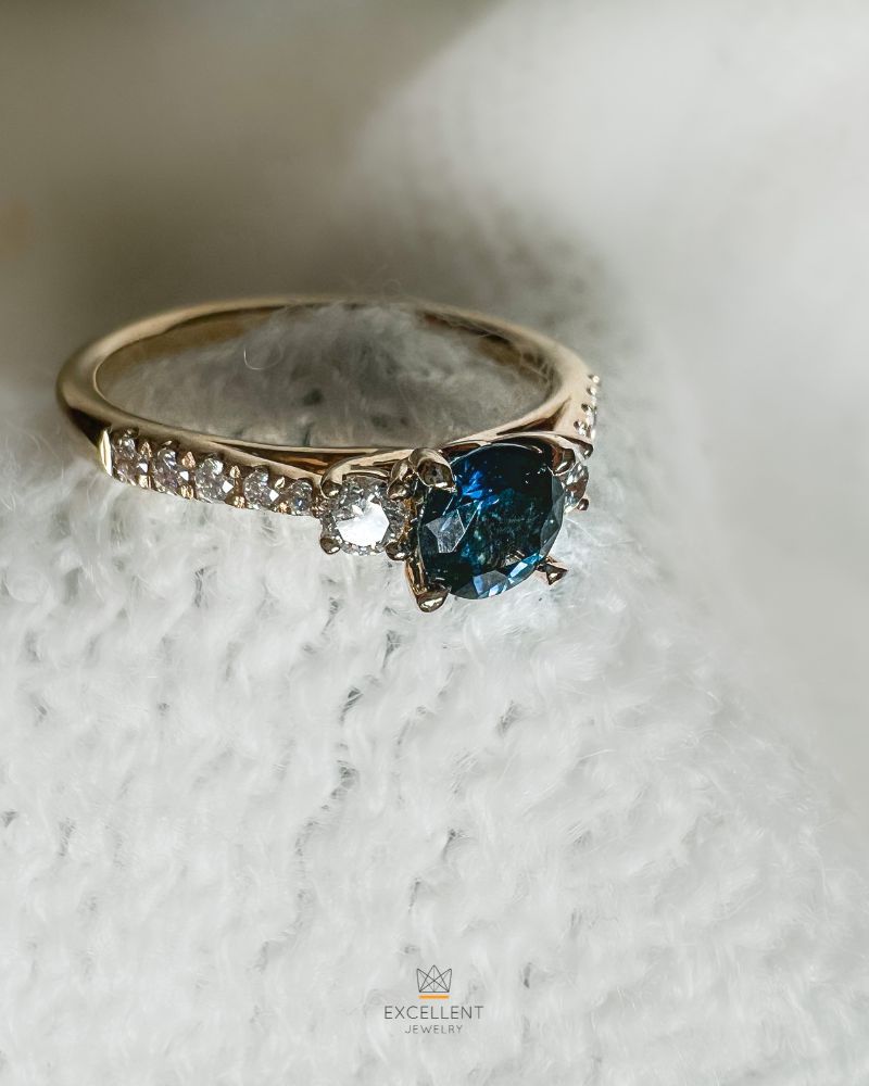 Elegante Anillo de Oro Amarillo con Hermosa Zafiro y Diamantes