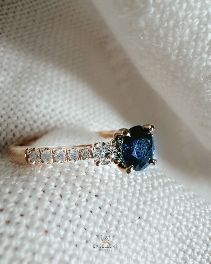 Elegante Anillo de Oro Amarillo con Hermosa Zafiro y Diamantes