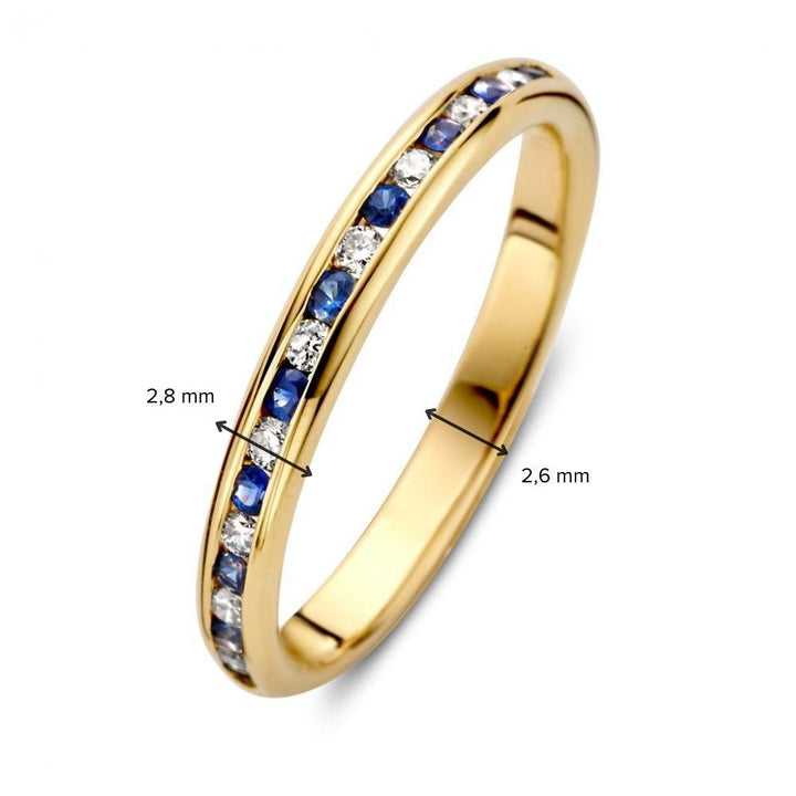 De Verfijnde Geelgouden Rijring met Diamant en Blauwe Saffier in Railszetting van Excellent Jewelry heeft een breedte van 2,8 mm bij de stenen en 2,6 mm bij de band, bezet met afwisselend diamanten en blauwe saffieren.