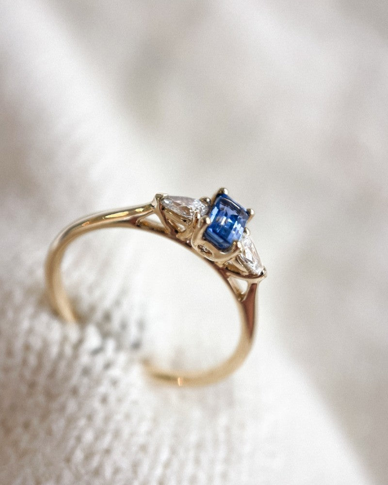 Anillo Único de Oro Amarillo con Zafiro Tallado en Esmeralda y Diamantes Tallados en Pera