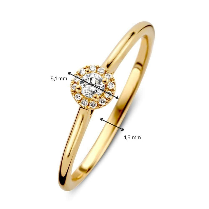 De Excellent Jewelry Geelgouden Ring met Briljante Diamant (14 karaat, 0.14 ct), is voorzien van een ronde clusterzetting van diamanten (5,1 mm) en een bandbreedte van 1,5 mm, zichtbaar aangegeven met maatpijlen.