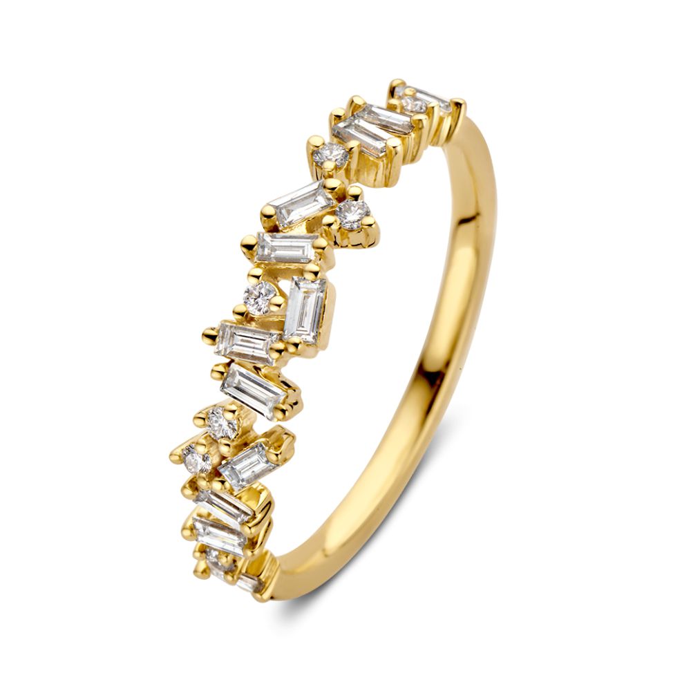 Anillo de oro amarillo con diamantes en corte baguette y brillante de 0.38 quilates.