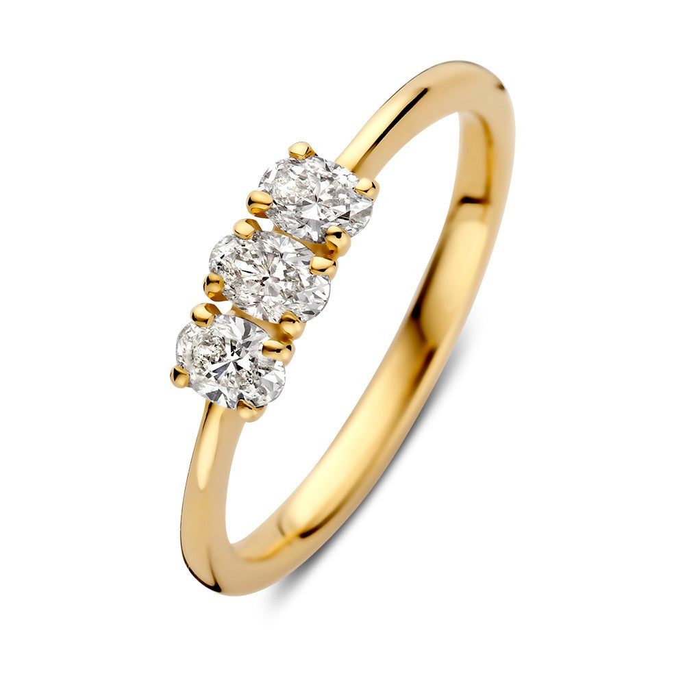 Anillo de oro amarillo con tres diamantes de 0.54 quilates en engaste.