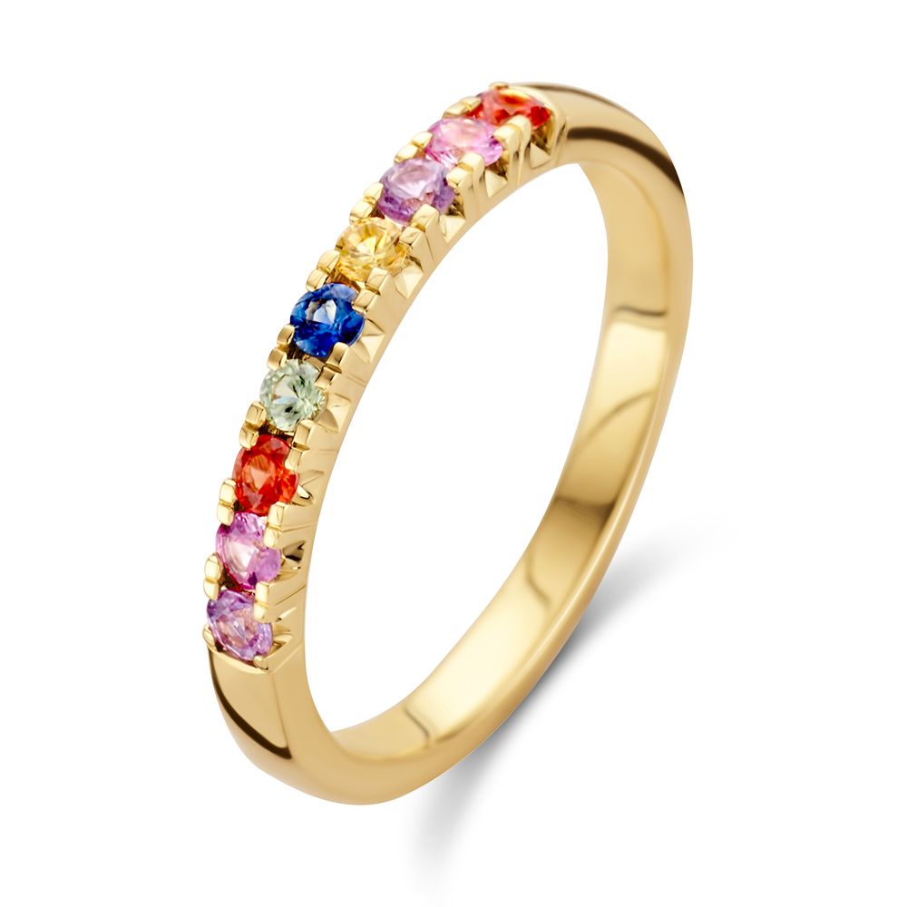Anillo de oro amarillo con zafiros de colores en engaste chatón, diseño elegante y colorido.