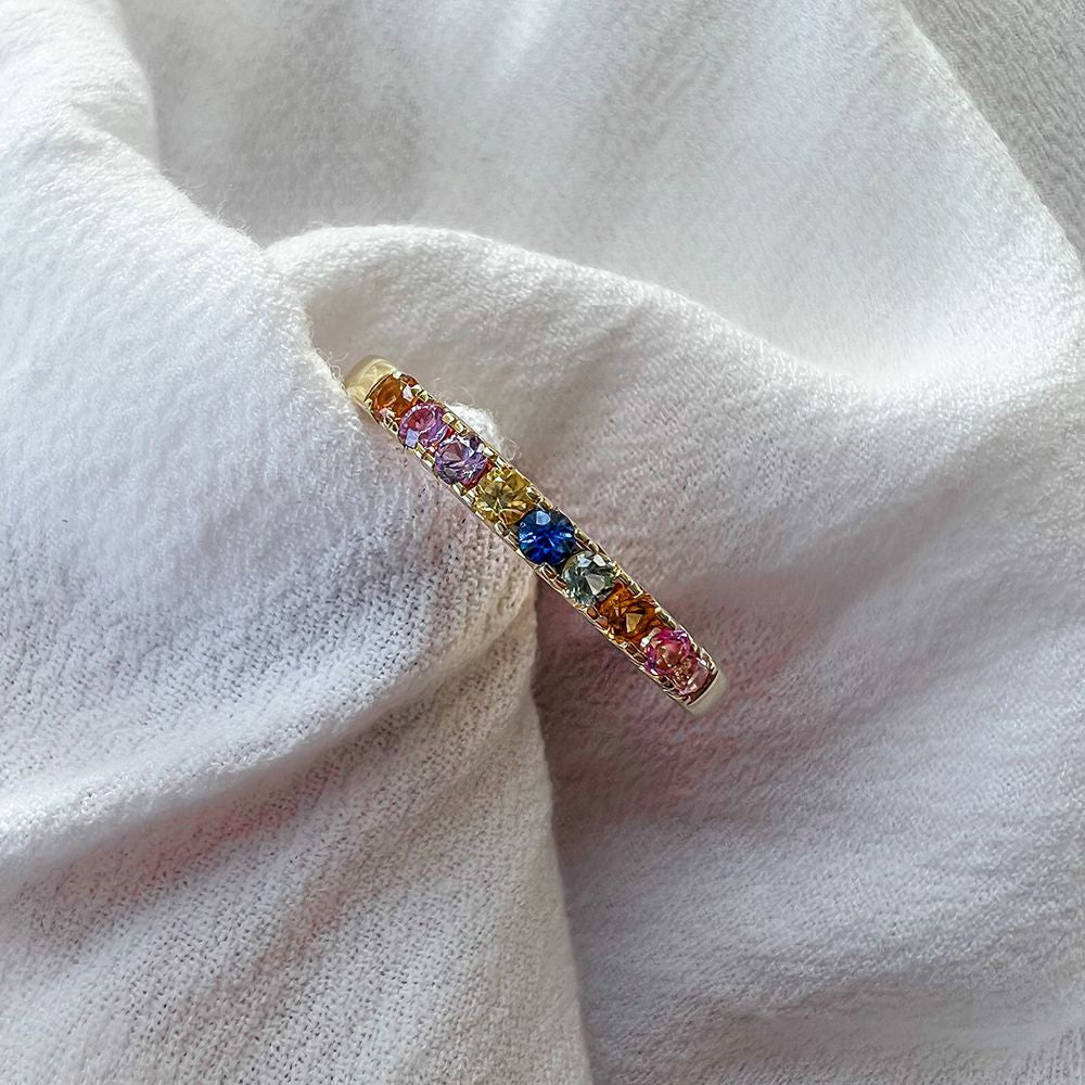 Anillo de oro amarillo con zafiro arcoíris en engaste de chatón - Colorido y elegante