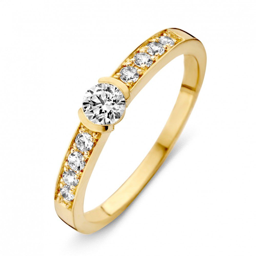 Anillo de oro amarillo con circonitas, diseño sencillo y brillante, con una piedra central destacada.