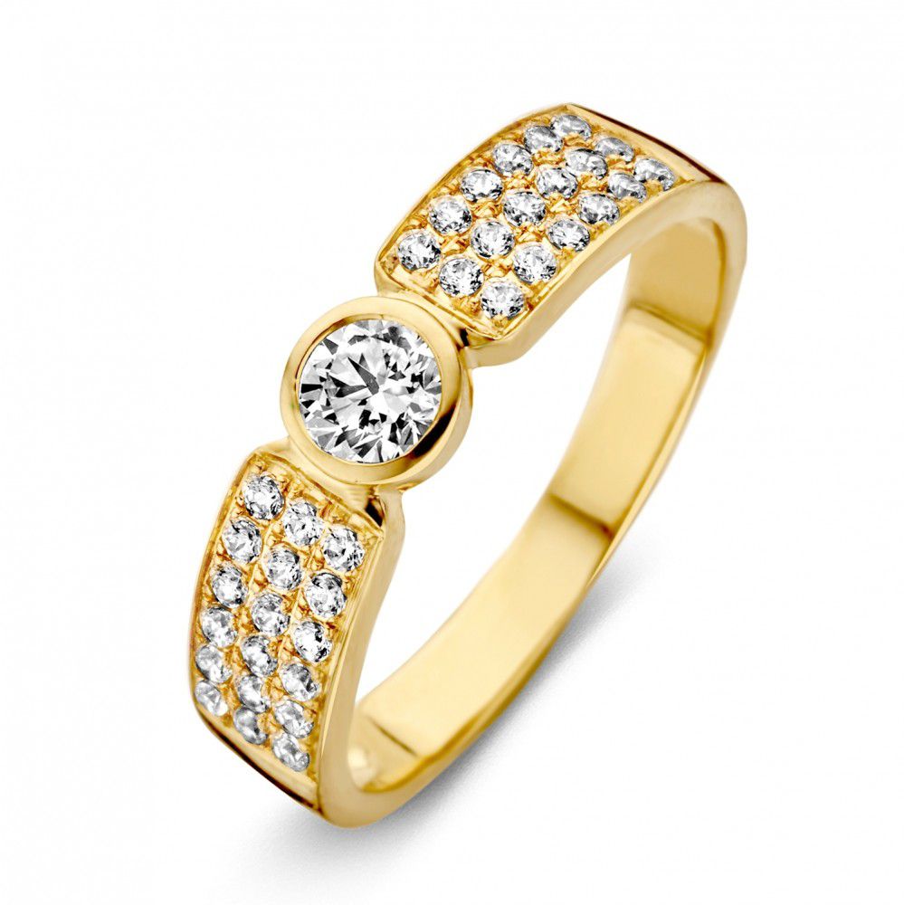 Anillo de dama en oro amarillo con circonitas en engaste pavé y una piedra central brillante.